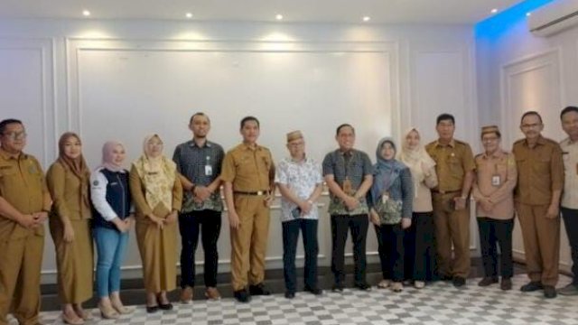 Foto bersama Staf Ahli Bidang Perekonomian, Keuangan dan Pembangunan Iswanta dengan Deputi Direktur Wilayah X Octovianus Ramba, Wakil Ketua DPRD Provinsi, perwakilan dinas kesehatan dan BPJS usai rapat forum Komunikasi yang selenggarakan oleh BPJS Provinsi, Selasa (06/06/2023).