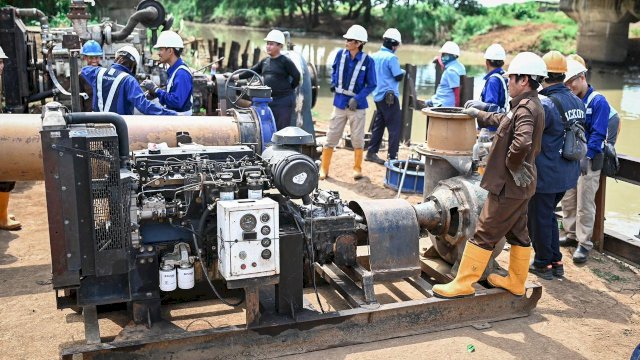 Perumda Air Minum Kota Makassar bersama PT Traya Tirta Makassar yang mengelola IPA 2 Panaikang dengan menurunkan pompa suplesi di bawah Jembatan Nipa-Nipa Moncongloe untuk mengambil air baku di aliran Sungai Tello.