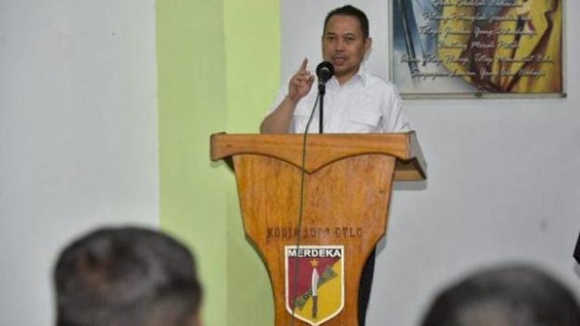 Penjabat Gubernur Gorontalo Ismail Pakaya memberikan sambutan pada kegiatan Donor Darah dalam rangka menyambut HUT ke-65 Kodam XIII/Merdeka, di aula Makodim 1304 Gorontalo, Rabu (7/6/2023). (Foto: Diskominfotik Gorontalo)