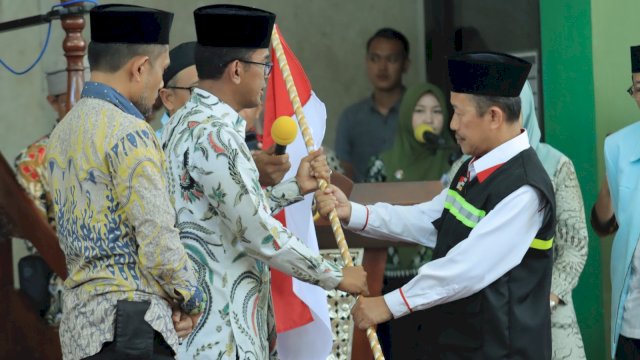 Pj Bupati Takalar, Setiawan Aswad saat melepas secara resmi Jemaah Calon Haji (JCH) Takalar tahun 1444 H/2023 yang berlangsung di Masjid Agung Takalar, pada Kamis (8/6/2023).