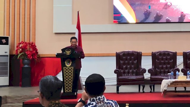 Penjabat Sekda Syukri Botutihe memberikan sambutan pada pembukaan kegiatan pemagangan dalam negeri di aula Rumah Dinas Walikota Gorontalo, Kamis (8/06/2023).