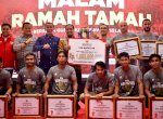Gubernur Sulsel Andi Sudirman Serahkan Bonus Rp 1 M untuk PSM Makassar