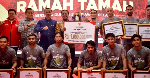 Gubernur Sulsel Andi Sudirman Serahkan Bonus Rp 1 M untuk PSM Makassar