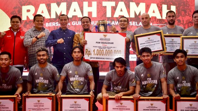 Gubernur Sulsel Andi Sudirman Serahkan Bonus Rp 1 M untuk PSM Makassar