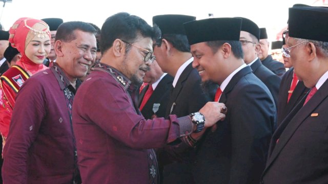 Gubernur Sulsel Andi Sudirman Sulaiman saat menerima penghargaan Satyalancana Wira Karya dari Presiden Republik Indonesia Joko Widodo dan diserahkan oleh Mentan Syahrul Yasin Limpo saat pelaksanaan Pekan Nasional (Penas) Kontak Tani Nelayan Andalan (KTNA) XVI 2023 di Kota Padang, Sabtu (10/6/2023).