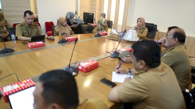 Wakil Wali Kota Makassar, Fatmawati Rusdi pimpin rapat koordinasi bahas tuntas terkait pengentasan kemiskinan ektrem di Kota Makassar, Senin (12/06/2023).