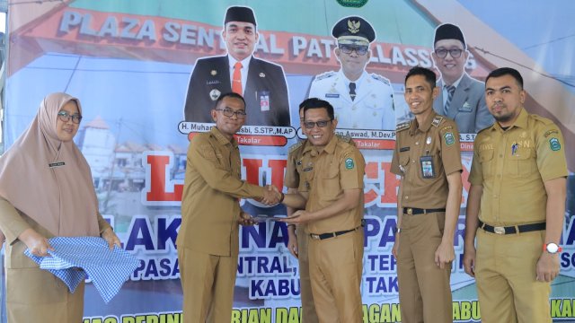 Penjabat Bupati Takalar Dr. Setiawan Aswad saat meresmikan pembukaan pasar harian atau pasar yang beroperasi setiap hari pada tiga pasar di Kabupaten Takalar, Senin (12/06/2023). 