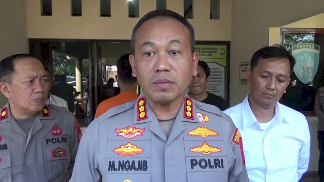 Kapolrestabes Makassar, Kombes Pol Mokhamad Ngajib saat mengumumkan hasil perkembangan kasus mahasiswi Unhas yang meninggal dalam kamar kos dan menetapkan pacar korban, Joshua sebagai tersangka. (foto: Abatanews)