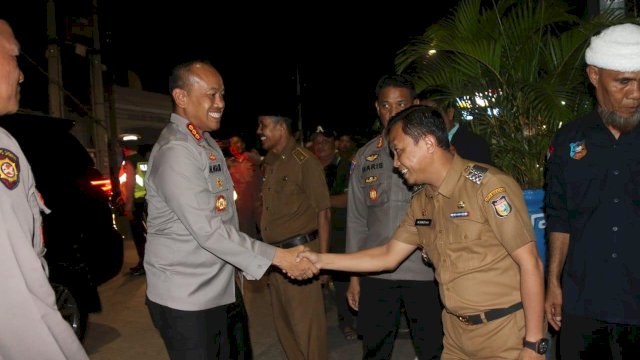 Kapolrestabes Makassar, Kombes Pol Mokhamad Ngajib disambut Camat Tallo, Alamsyah Sahabuddin saat silaturahim di Halaman Kantor Kecamatan Tallo Jalan AR Hakim, Senin malam (12/06/2023).