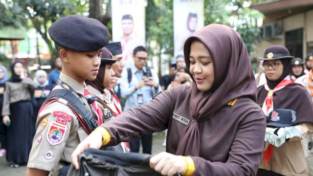 Wakil Wali Kota Makassar, Fatmawati Rusdi resmi melepas putra-putri Pramuka Kota Makassar yang mewakili Sulawesi Selatan bertanding Lomba Tingkat Regu Pramuka Penggalang Lima (LT V) di Cibubur, Jakarta Timur. 