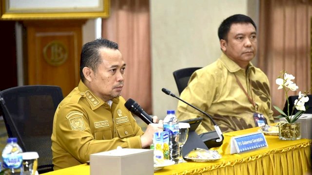 Penjabat Gubernur Ismail Pakaya (kiri) saat memimpin rapat High Level Meeting (HLM) Tim Pengendalian Inflasi Daerah (TPID) Provinsi Gorontalo dalam rangka menjelang Hari Raya Iduladha di Kantor Perwakilan Bank Indonesia, Selasa (13/6/2023).