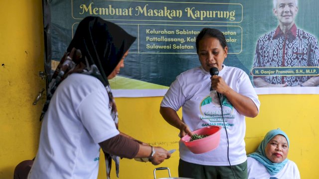 Loyalis Ganjar Pranowo yang menamai dirinya Gerakan Panrannuangku (GP) Takalar hadir untuk menyelami aspirasi warga Kabupaten Takalar sekaligus menggelar kegiatan bertajuk "Pelatihan Membuat Masakan Kapurung" di Kelurahan Sabintang, Kecamatan Pattallassang, Kabupaten Takalar, Sulawesi Selatan, Kamis (15/6/2023).