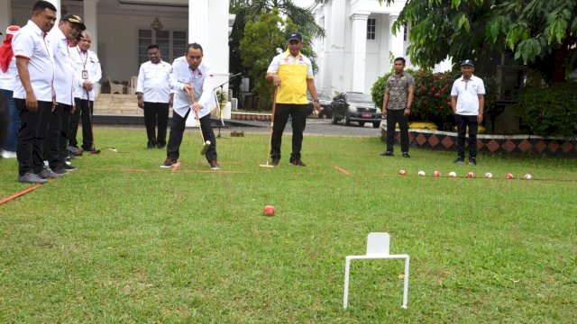 Penjagub Ismail Pakaya bermain Gateball di halaman rumah jabatan Gubernur Gorontalo, Jumat (16/6/2023).