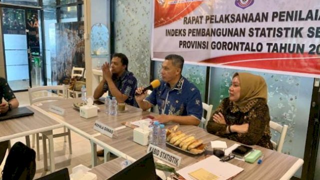 Kepala Dinas Komunikasi Informatika dan Statistik Provinsi Gorontalo Rifli Katili didampingi Kepala Bidang Statistik Diskominfotik Debby I.M Habibie dan Statistik Ahli Muda BPS Provinsi Gorontalo Muhammad Syaiful saat memberikan arahan pada rapat Pelaksanaan Penilaian Indeks Pembangunan Statistik (IPS) bertempat di Manna Cafe, Kota Gorontalo, Jumat (16/6/2023).