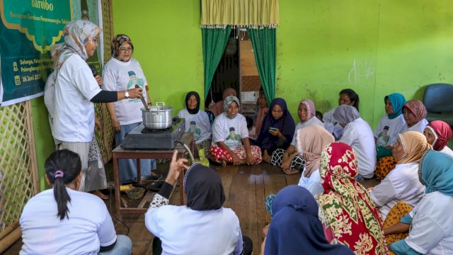 Sukarelawan Gerakan Panrannuangku (GP) Takalar dukung Ganjar melakukan pendekatan kepada masyarakat melalui pelatihan membuat masakan barobbo di Solonga, Kelurahan Panrannuangku, Kecamatan Polombangkeng Utara, Kabupaten Takalar, Sulawesi Selatan, Jumat (16/6/2023).