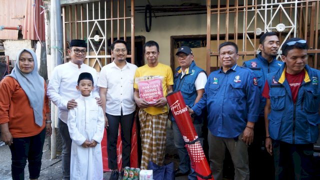 Ketua Forum Kemanusian Kota Makassar (FKKM), dr Udin Malik saat mengunjungi korban kebakaran di Jl Andi Djemma, Makassar, Jumat (16/06/2023). 