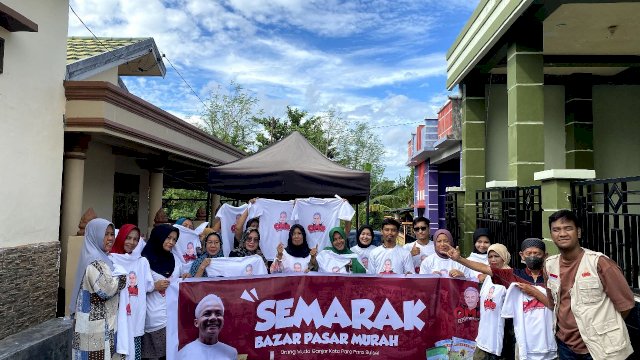 Relawan Orang Muda Ganjar (OMG) menggelar bazar pasar murah di Jalan Pipit IX Blok D Perumnas Wekke’e, Kelurahan Galung Maloang, Kecamatan Bacukiki, Kota Pare-Pare, Sulawesi Selatan, Kamis (15/06/2023). 