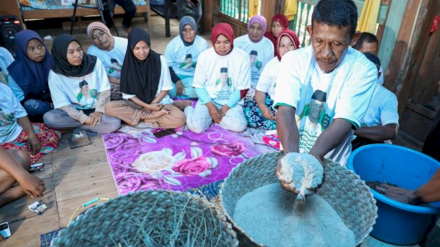  Sukarelawan Gerakan Panrannuangku (GP) Takalar dukung Ganjar kembali menggalakkan kegiatan pemberdayaan masyarakat dengan menggelar pelatihan pembuatan pupuk kompos, di Kelurahan Bontokadatto, Kecamatan Polombangkeng Selatan, Kabupaten Takalar, Sulawesi Selatan, Sabtu (17/6/2023).