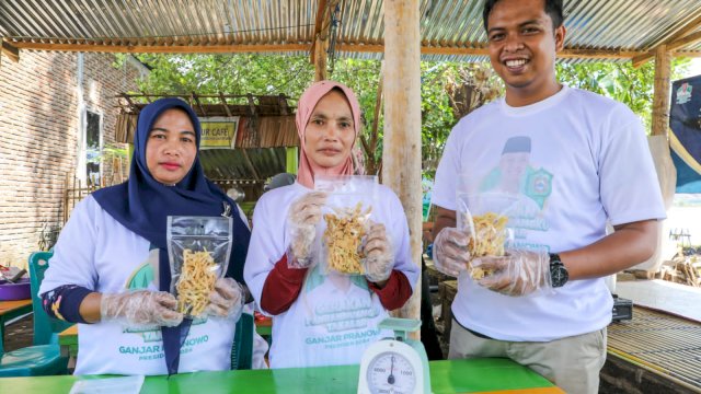 Sukarelawan Gerakan Panrannuangku (GP) Takalar dukung Ganjar menyasar ibu-ibu demi memacu roda perekonomian masyarakat dengan mengolah rumput laut menjadi produk kerupuk stik di Desa Ujung Baji, Kecamatan Sanrobone, Kabupaten Takalar, Sulawesi Selatan, Minggu (18/6/2023). 