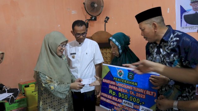 Pj Bupati Takalar Setiawan Aswad, menyerahkan Bantuan Langsung Tunai BLT-DD TA 2023 periode bulan April sampai Juni dan penyerahan Alsintan kepada petani di Desa Bentang Kecamatan Galesong Selatan Kab. Takalar, pada Minggu (18/6/2023).