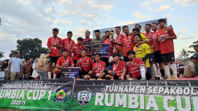 Anggota DPRD Sulsel dari Fraksi PAN, Syamsuddin Karlos menutup turnamen sepakbola Rumbia Cup, di Kecamatan Rumbia, Kabupaten Jeneponto, pada Minggu (18/6/2023).