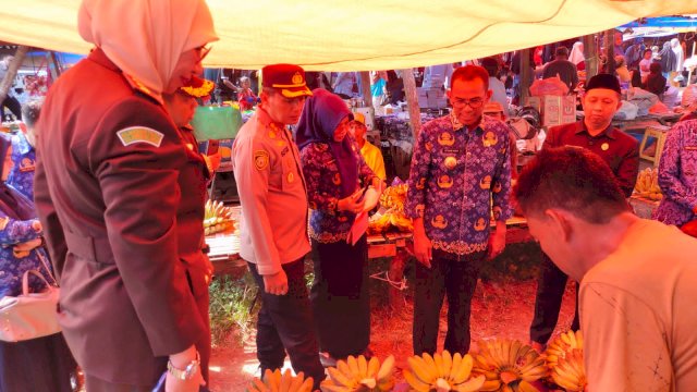 Pj Bupati Dr. Setiawan Aswad bersama Forkopimda Kabupaten Takalar melakukan sidak pasar jelang hari raya Idul Adha, di Pasar Palleko, Kecamatan Polongbangkeng Utara, Senin (19/7/2023). 