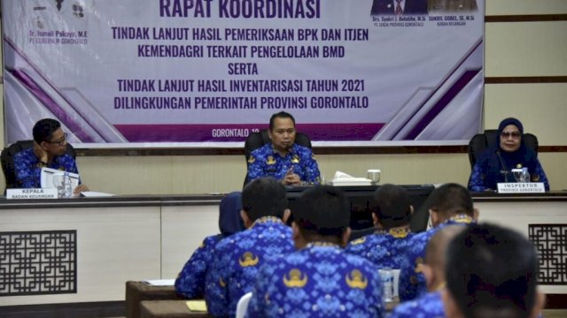 Penjagub Gorontalo Ismail Pakaya didampingi Kepala Badan Keuangan dan Inspektur Provinsi Gorontalo saat memimpin penandatangan Komitmen Pimpinan OPD terhadap Akuntabilitas Pengelolaan Barang Milik Daerah di Aula Kantor Inspektorat, Senin (19/6/2023). 