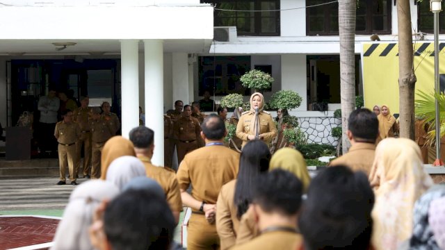 Wakil Wali Kota Makassar, Fatmawati Rusdi saat memimpin apel pagi Aparatur Sipil Negara (ASN) di Halaman Kantor Wali Kota Makassar, Senin (19/06/2023).