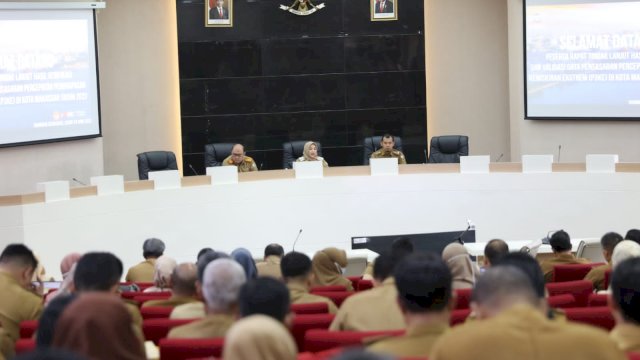 Wakil Wali Kota Makassar, Fatmawati Rusdi saat melakukan rapat kordinasi bersama para OPD terkait, Camat dan Lurah di Ruang Sipakatau, Senin (19/06/2023).