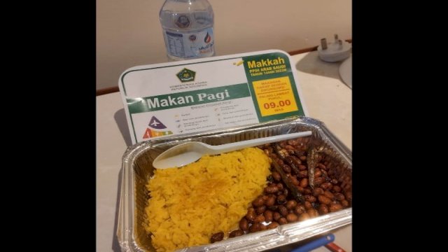 Foto menu sarapan jemaah haji Indonesia. (Twitter @IskanQL)