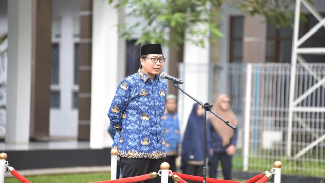 Wakil Bupati Luwu Utara, Suaib Mansur saat memimpin upacara peringatan Hari Kesadaran Nasional di lapangan upacara kantor Bupati Luwu Utara. Senin (19/06/2023).