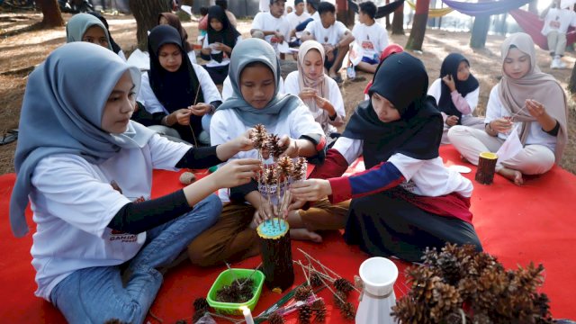 Sukarelawan Ganjar Pranowo yang tergabung dalam Gerakan Pemuda dan Gerakan Perempuan Gowa saat menggelar kegiatan pelatihan membuat suvenir, di Desa Bissoloro, Kecamatan Bungaya, Kabupaten Gowa, Sulawesi Selatan.