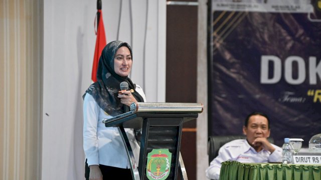 Bupati Luwu Utara, Indah Putri Indriani saat membuka seminar kesehatan dalam rangka Hari Bakti Dokter Indonesia dengan mengangkat tema "Remaja Sehat Menuju Indonesia Bebas Stunting" pada Rabu (21/06/2023). 