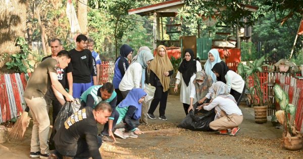 Indira Mulyasari Pimpin Pegawai PDAM Makassar Bersih-bersih Pinggiran Saluran Air