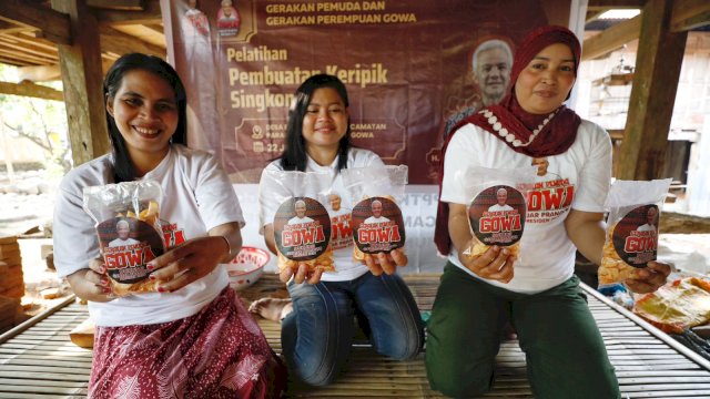 Puluhan ibu-ibu dan pemuda di Desa Belapunranga, Kecamatan Parangloe, Kabupaten Gowa, Sulawesi Selatan berbondong-bondong mengikuti kegiatan pelatihan pembuatan keripik singkong yang dilaksanakan sukarelawan Ganjar Pranowo yang tergabung dalam Gerakan Pemuda dan Gerakan Perempuan Gowa.