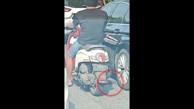 Seorang pengendara motor menggunakan ranjau paku yang ditempelkan di sandal ke ban mobil sasaran (Twitter @Heraloebss)