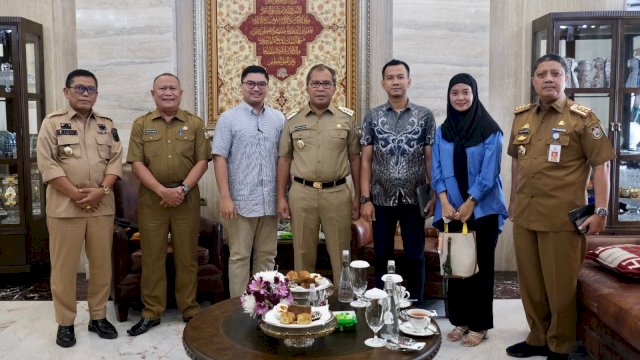 Perwakilan Staf Khusus Presiden RI Andi Achmad Risaldy AS selaku Manager Sentra Ruang Kedinasan Indonesia secara khusus menyambangi Wali Kota Makassar Moh Ramdhan Pomanto.