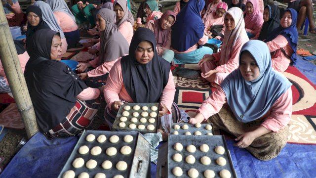 Sukarelawan yang tergabung dalam Mak Ganjar Sulawesi Selatan (Sulsel) saat melaksanakan kegiatan pengembangan usaha kue khas Bugis Baruasa di Desa Cenrana Baru, Kecamatan Cenrana, Dusun Maccini, Kabupaten Bone, Sulawesi Selatan, Minggu (25/6/2023)