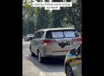 Bawa Istri Habis Operasi Caesar, Pengendara Mobil Ini Tempel Pesan Menyentuh di Belakang Mobil 