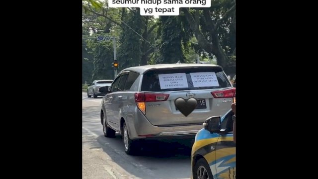 Pengendara mobil ini pasang warning di belakang mobil karena sang istri baru selesai operasi caesar (Tiktok @aqmalalalla)