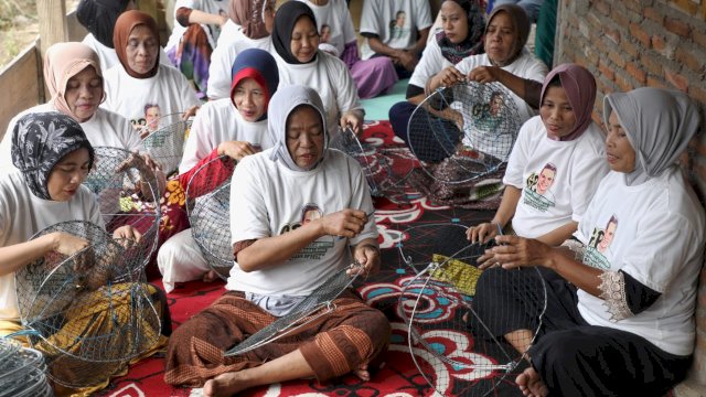 Gerakan Passeddingeng masyarakat Bone menggelar pelatihan alat tangkap kepiting bagi warga Dusun Kacumpureng, Desa Waji, Kecamatan Tellu siattinge, Kabupaten Bone, Sulawesi Selatan, Selasa (27/6/2023). 