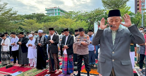 Ketua DPRD Rudianto Lallo Laksanakan Salat Idul Adha di Anjungan Pantai Losari