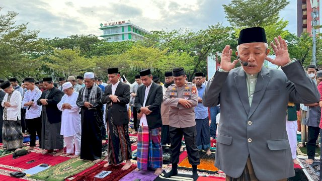 Ketua DPRD Kota Makassar, Rudianto Lallo melaksanakan Salat idul Adha bersama masyarakat Kota Makassar dan simpatisan warga Muhammadiyah di Anjungan City of Makassar, Pantai Losari, Rabu (28/6/2023).