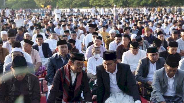 Menteri Pertanian RI Syahrul Yasin Limpo (SYL) bersama Wali Kota Makassar Moh Ramdhan Pomanto melaksanakan Salat Idul Adha 1444 H di Lapangan Karebosi, Kamis (29/6/2023).