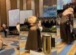 Viral Seorang Anak Sujud dan Cium Kaki Ibunya Saat Wisuda, Netizen Terharu 