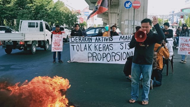 Mahasiswa yang tergabung dalam Gerakan Aktivis Mahasiswa (GAM) menggelar aksi demonstrasi di Jl AP Pettarani, depan Kantor DPRD Makassar untuk menolak sistem proporsional terturup Pemilu 2024. (foto: Wahyu Susanto)