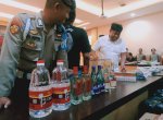 Polisi di Makassar Gagalkan Pengedaran Miras dan Rokok Ilegal asal China, 2 Orang Ditangkap 