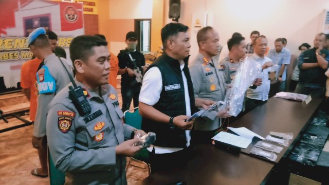 Kapolrestabes Makassar, Kombes Pol Mokhammad Ngajib didampingi sejumlah jajarannya saat menggelar press converence di Mapolresta Makassar erkait penangkapan Heng motor, Jumat (2/6/2023).