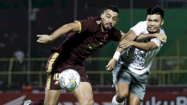 Striker PSM Makassar, Everton Nascimento dikawal ketat pemain Bali United dalam duel leg kedua playoff LCA di Stadion Gelora BJ Habibie, Parepare, Sulsel, Sabtu (10/6/2023). (foto: Official PSM Makassar)