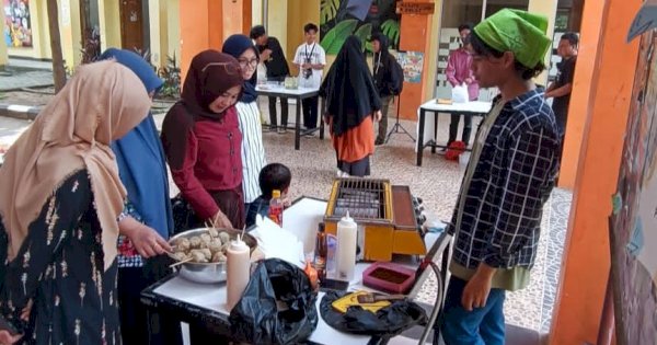 Mahasiswa Prodi PSDKU Polimedia Makassar Gelar Ujian Akhir dengan Bazar